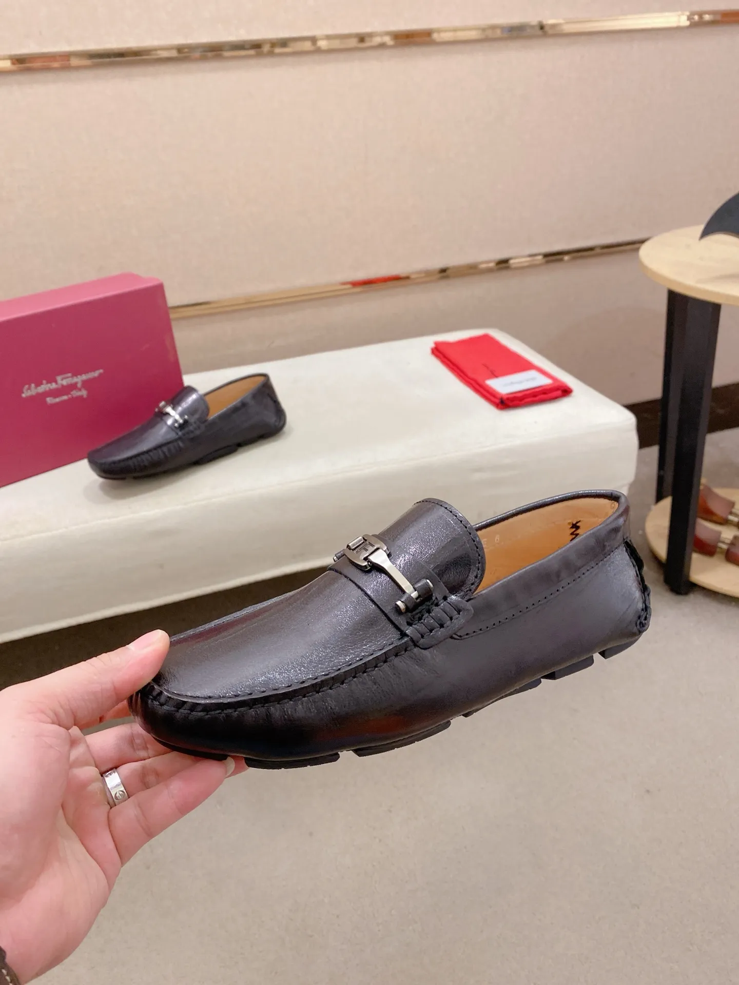 Factory price: 540💰High-end quality! Ferragamo🆕🆕Exclusive hot-selling products in stock🔥🔥New products on the shelves, high-quality Ferragamo men's pea shoes, high-end casual driving shoes, with complete packaging! 💪 💪 Material: imported first-layer cowhide 🐂 + imported high-quality water-dyed cowhide lining + wear-resistant outsole 👍🏻👍🏻 Features: high-end and comfortable, purely handmade 🚀 🚀 Create the perfect shoe that suits you best 🔥 🔥 Size: (38-44) 45 standard size can be customized!